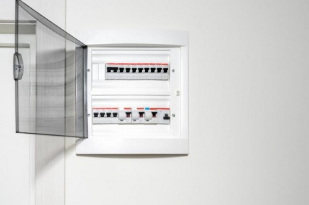 Comment un électricien à Tinqueux sécurise votre installation électrique